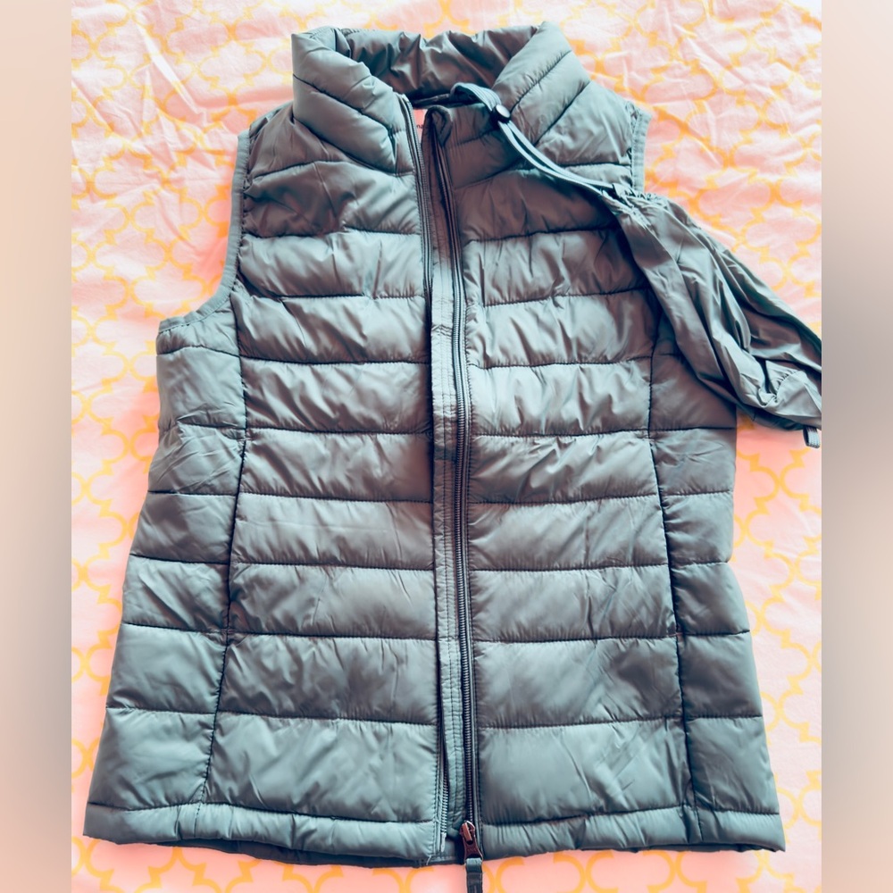 NWOT- Sz kids-Puffer vest, Amazon Kids, XXL 14-16, army green, perfect condition